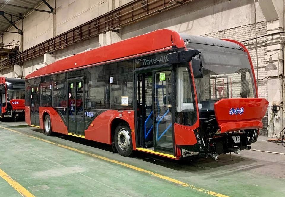 В ближайшее время в Ульяновск прибудут ещё два троллейбуса с запасом автономного хода Адмирал и Авангард Глава Ульяновска Александр Болдакин сообщил что тестировать их будут в зимний период чтобы оценить работу техники в самых суровых погодных условиях Испытания покажут какая модель станет оптимальной для обновления троллейбусного парка и связки двух берегов Ульяновска электротранспортом