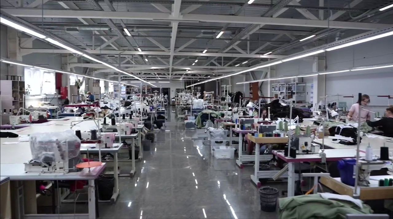 Новгородская VERSTA шьёт форму для российских сноубордистов паралимпийской сборной Бренд VERSTA создал для парасноубордистов отдельную коллекцию Учли все нюансы от кроя до фурнитуры Спортсмены форму уже опробовали и говорят что остались довольны Компания создаёт рабочие места поддерживает городские проекты и использует региональные меры поддержки для развития по нацпроекту Эффективная и конкурентная экономика