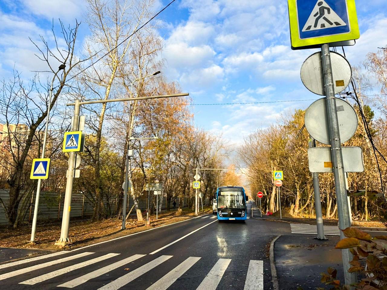 Выполнили работы первого этапа благоустройства возле МЦД-3 «Косино» в ЮВАО  Заместитель Мэра Москвы Петр Бирюков сообщил, что у станции МЦД-3 «Косино» в ЮВАО завершен первый этап благоустройства. В рамках работ оборудовали новые тротуары, обновили дорожное покрытие, нанесли разметку и установили дорожные знаки. Организована парковка, модернизированы остановки, улучшено освещение и проведено озеленение. Работы продолжатся в этом году.