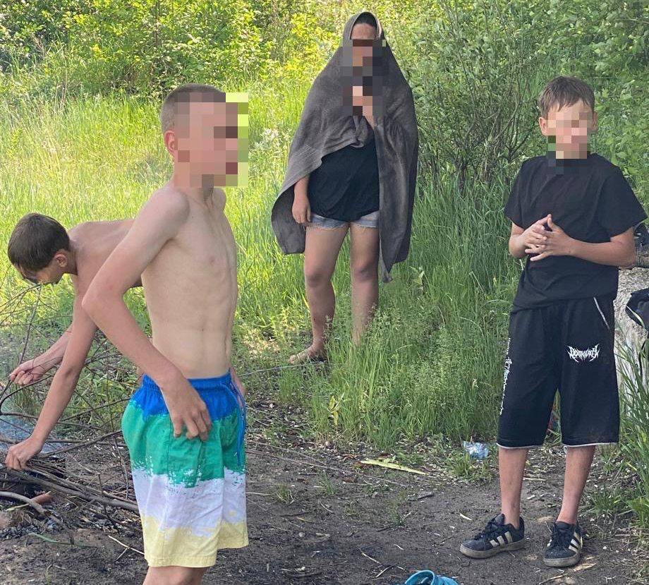 С целью предотвращения несчастных случаев на воде в Белогорске ежедневно ведется патрулирование береговой линии Томи. 10 июня сотрудники межмуниципального отдела МВД России «Белогорский», спасатели Управления по делам ГО, ЧС и ЕДДС и специалисты КДН и ЗП провели очередной рейд. — В ходе мероприятия выявлены 6 подростков в возрасте до 16 лет, находившихся на берегу без представителей, — рассказала начальник отдела по обеспечению деятельности КДН и ЗП Лада Новикова. — С каждым из подростков проведены профилактические беседы о правилах безопасности у воды. Информация о нарушителях была направлена в образовательные учреждения. Рейды осуществляются ежедневно службой МЧС и полицией и еженедельные рейды совместно с представителями КДН, МЧС, полиции, Комитета по образованию и родительского патруля. — Сначала сезона купания выявлено более тридцати подростков, находящихся вблизи водоема без присмотра родителей, 5 – выявлено купающимися, — отметила Лада Новикова. — В случае выявления нарушения родители привлекаются к административной ответственности: предупреждение за 1 раз, 500 рублей за повторное правонарушение. Правительством РФ рассматривается вопрос о внесении изменений в кодекс административных нарушений, а именно об увеличении штрафа до 2000 рублей.