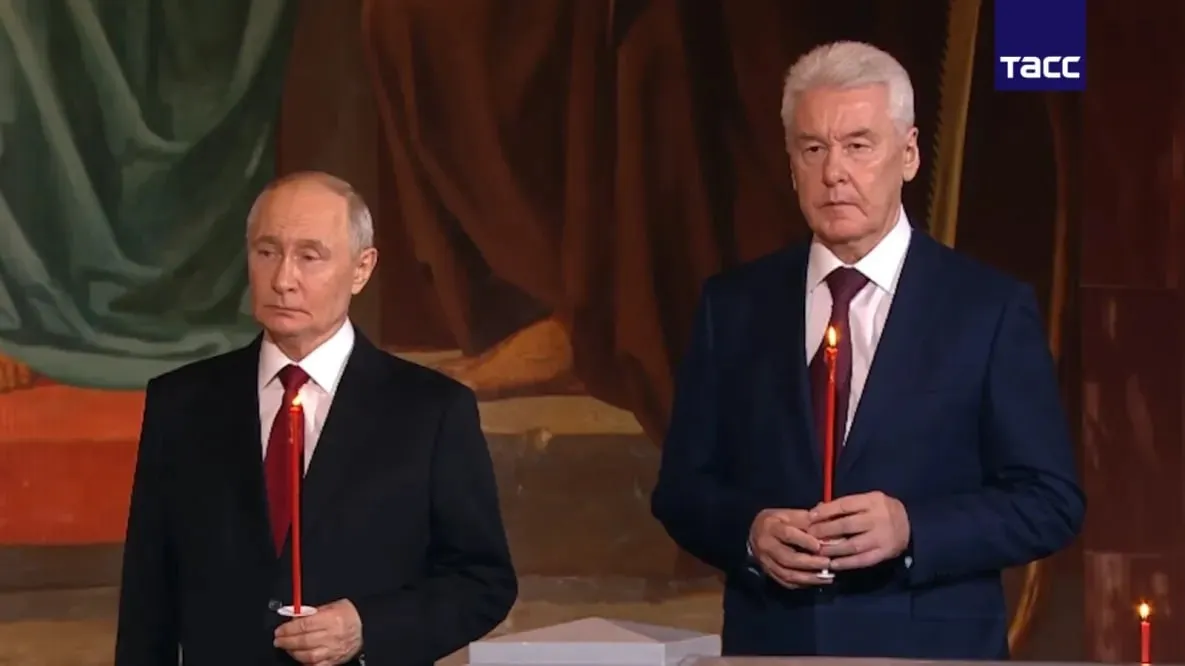 Владимир Путин поздравил православных христиан с праздником Пасхи Президент России Владимир Путин поздравил православных христиан и всех граждан страны отмечающих Светлое Христово Воскресение с большим праздником Глава государства подчеркнул что Великий праздник Пасхи наполняет сердца миллионов людей искренней радостью верой во всепобеждающую силу жизни в торжество любви добра и справедливости объединяет нас вокруг вековых отеческих традиций неоспоримых духовных нравственных ценностей и идеалов Огромную созидательную роль в сбережении нашего богатейшего исторического культурного наследия укреплении института семьи воспитании подрастающих поколений играет Русская православная церковь другие христианские конфессии сказал Владимир Путин Религиозные организации проводят большую востребованную работу направленную на совершенствование конструктивного взаимодействия с органами государственной власти гармонизацию межрелигиозного и межнационального диалога в нашей стране поддерживают участников специальной военной операции их семьи Такая важная многогранная деятельность достойна самого глубокого признания Желаю вам здоровья благополучия и всего наилучшего С праздником Президент России Владимир Путин следуя традиции посетил ночное пасхальное богослужение в храме Христа Спасителя в Москве Патриарх Московский и всея Руси Кирилл как обычно проведет Пасхальную заутреню и Божественную литургию в главном кафедральном соборе страны Подпишись ХКС ХКС
