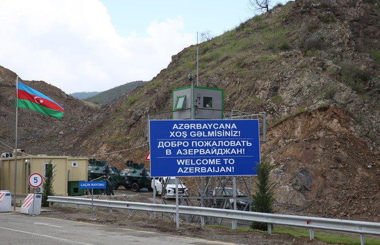 В Азербайджане продлили действие особого карантинного режима, который был введён 5 лет назад. Сухопутные границы останутся закрытыми как минимум до 1 октября 2025 года. Прибыть в Азербайджан иностранным туристам можно только на самолёте. Премьер-министр Али Асадов подписал постановление о продлении карантина с целью предотвращения распространения коронавирусной инфекции COVID-19 в стране и минимизации возможных последствий. Выехать из Азербайджана в РФ через сухопутную границу можно! До границы можно добраться на автобусе с бакинского автовокзала, а оттуда до Дербента или Махачкалы на такси, которые обычно находятся у КПП. Полные правила въезда в Азербайджан