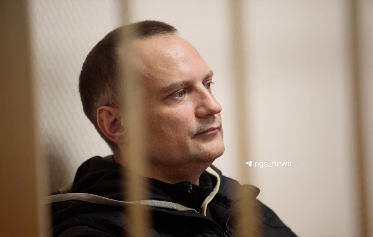 Экс-министра ЖКХ Дениса Архипова приговорили к 1 году 6 месяцам колонии. Его признали виновным в злоупотреблении и превышении должностных полномочий. Но заключать под стражу Архипова не стали — ему засчитали время проведенное в СИЗО и под домашним арестом.