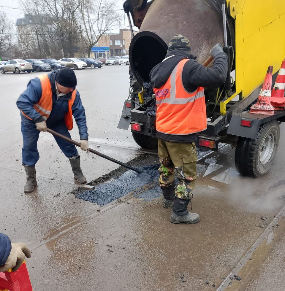 В Курске продолжаются работы коммунальных служб. Об этом сообщили в комитете ЖКХ.  На улицах работают 74 сотрудника подрядных организаций и 51 единица специализированной техники. Они занимаются уборкой дорог от мусора, пыли и грязи.  Кроме того, дорожники проводят ямочный ремонт на улицах Дзержинского, Беговой, Школьной, Запольной, 2-й Рабочей, Союзной, Республиканской и др и др.  Также работы ведутся в общественных местах, таких как площадки, парки и скверы. Здесь задействованы 40 специалистов и 12 единиц техники.