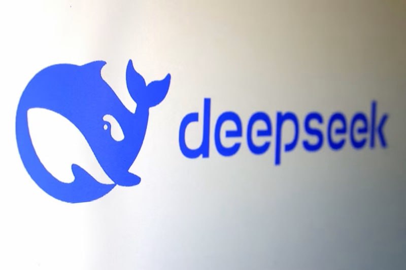 DeepSeek китайский стартап в сфере искусственного интеллекта готовится запустить модель нового поколения в ближайшие недели согласно отчету The Information Новая модель получившая название V4 как ожидается будет обладать продвинутыми возможностями кодирования которые согласно внутренним тестам могут превзойти лидеров отрасли включая серию GPT от OpenAI и Claude от Anthropic По словам двух человек непосредственно знакомых с ситуацией на которых ссылается The Information DeepSeek планирует выпуск примерно к Лунному Новому году в середине февраля хотя сроки остаются гибкими jkinvest news jkinvest