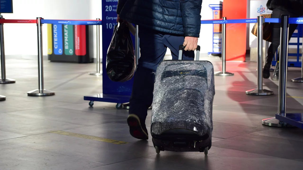 Авиарейс Челябинск Минск задержали на 13 часов Об этом говорят данные онлайн табло челябинского аэропорта Согласно изначальному расписанию рейс WZ 4703 который выполняет авиакомпания Red Wings должен был взлететь еще этим утром 19 октября в 08 15 но его несколько раз переносили Согласно последней информации вылет отложен до вечера Борт отправится в белорусскую столицу не раньше 21 20 О причинах задержки авиакомпания пока не сообщает Добавим что в то же время в челябинском аэропорту задерживается вылет в другой крупный центр СНГ столицу Азербайджана Баку Изначально лайнер должны были отправить еще накануне вечером в 19 00 но рейс пришлось перенести на 12 10 воскресенья Фото ГТРК Южный Урал Подписывайтесь на Вести Южный Урал в MAХ
