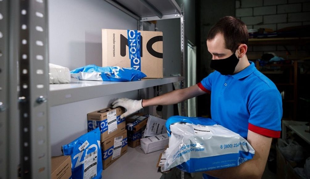 Кировчанин обманул маркетплейсы на 3 5 млн рублей 22 летний работник ПВЗ на ул Мостовицкой создал несколько аккаунтов в приложении маркетплейса и стал делать заказы После их получения молодой человек в туалете ПВЗ где отсутствуют камеры забирал из упаковок товар подменяя его на предметы схожие по весу и оформлял возврат После поступления жалоб от заказчиков о подмене товара и установлении что все происходит в смену одного и того же оператора мужчина больше не выходил на работу а устраивался в другой ПВЗ Аналогичные хищения он совершил работая в пунктах выдачи заказов на улицах Орловской Ломоносова Физкультурников и Никитской Всего он похитил 92 дорогостоящих товара смартфоны видеокарты карты памяти на общую сумму более 3 миллиона 560 тысяч рублей По данному факту возбуждено уголовное дело по статье Кража Мужчине грозит до 10 лет лишения свободы Подписаться