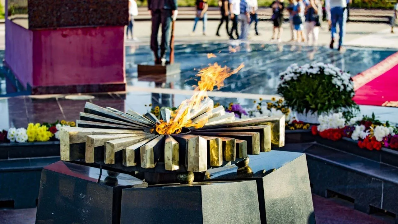Подготовка ко Дню Победы в Молдове церемонии шествия и памятные мероприятия В Молдове готовятся к празднованию Дня Победы с многочисленными мероприятиями по всей стране включая церемонии кинопоказы конкурсы и субботники Глава комитета Победа Алексей Петрович сообщил что подготовка к Дню Победы включает ежедневные мероприятия церемонии посвященные освобождению городов и сел творческие конкурсы и конкурсы военной песни в Кишинёве и регионах а также субботники и работы по благоустройству воинских памятников Особое внимание уделено почитанию памяти павших 2 мая запланирована церемония захоронения 16 неизвестных солдат Красной армии на Шерпенском плацдарме Кульминацией праздника станут традиционные шествие Бессмертного полка и Марш Победы 9 мая в центре Кишинева Петрович подчеркнул что мероприятия пройдут по улицам столицы и других городов несмотря на возможные ограничения участия людей MIR24MOLDOVA Подпишись