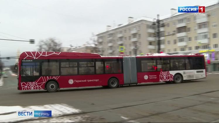 Дептранс опубликовал расписание временных автобусных маршрутов № 42 и № 43     Департамент транспорта администрации Перми опубликовал расписание временных автобусных маршрутов № 42  «Микрорайон Водники — Центральный рынок»  и № 43  «10-й микрорайон — Центральный рынок».  Их запустят с 3 марта. Маршруты будут работать по будням в пиковые часы и обслуживаться автобусами особо большого класса. Это позволит разгрузить существующие маршруты №15 и №53 до их перехода на обслуживание "гармошками", который планируется летом этого года. Подробное расписание опубликовано на нашем сайте.