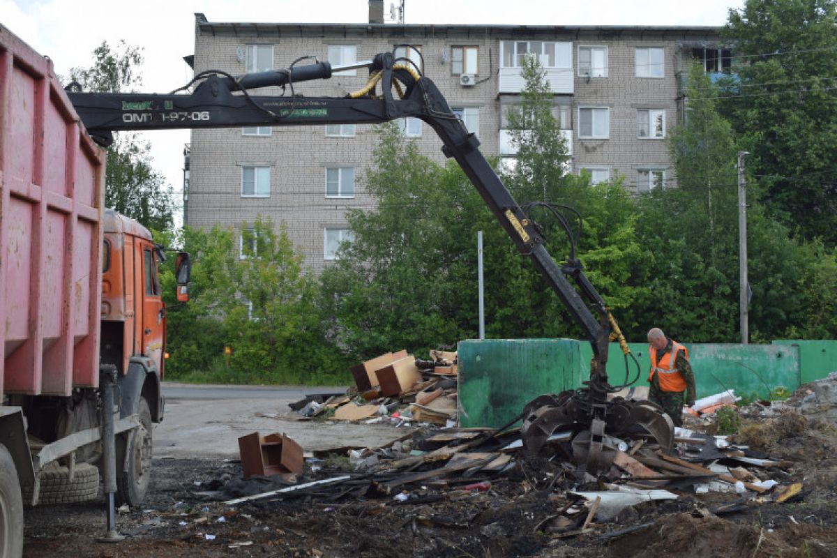 В Ивановской области регоператор оштрафован на 200 тысяч рублей за нарушение периодичности вывоза ТКО Проверка показала, что в 2025 году компания неоднократно нарушала установленные санитарные нормы, несвоевременно вывозя мусор с контейнерных площадок в Иванове, Кохме, а также в Ивановском, Гаврилово-Посадском, Фурмановском, Шуйском, Лухском, Лежневском и Кинешемском районах. ↗ Прислать новость Подписаться