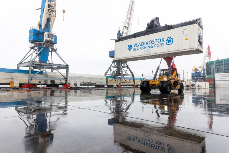 Дорога ложка к обеду а рыбка к праздничному столу В декабре 2025 года по железной дороге из Приморского края отправлено более 51 тыс тонн рыбной продукции Это на 1 8 больше по сравнению с аналогичным периодом 2024 года Контейнерные перевозки морепродуктов составили 2 2 тыс ДФЭ 10 9 В контейнерах перевезено 34 3 тыс тонн груза 11 7 В целом за 2025 год из Приморья отправлено 687 7 тыс тонн рыбной продукции Основные объёмы рыбы идут в европейскую часть страны Подписаться на Телеграмму РЖД Голосовать за канал Подписаться на РЖД в MAX Каналы железных дорог