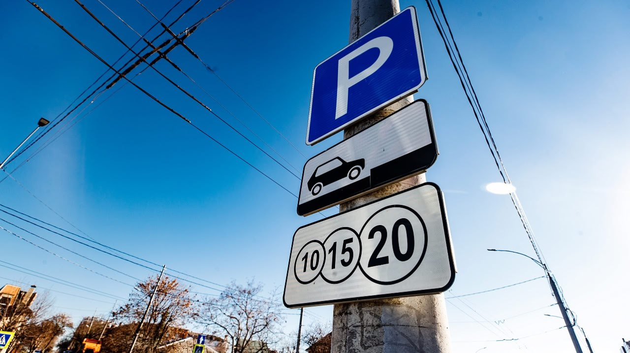 35 новых платных муниципальных парковок появятся в Краснодаре Это необходимо для повышения доступности парковочных мест, уменьшения пробок, снижения транспортной нагрузки на дороги и сокращения нарушений правил остановки и стоянки, рассказали в пресс-службе мэрии. Сейчас в городе обустроены 270 муниципальных платных парковок на 11 645 мест. Благодаря им в 2024 году дорожный фонд Краснодара пополнился более чем на 823,5 млн рублей. _____________________________ Есть интересная новость? Присылайте нам Краснодар Сегодня ПРИСЛАТЬ НОВОСТЬ