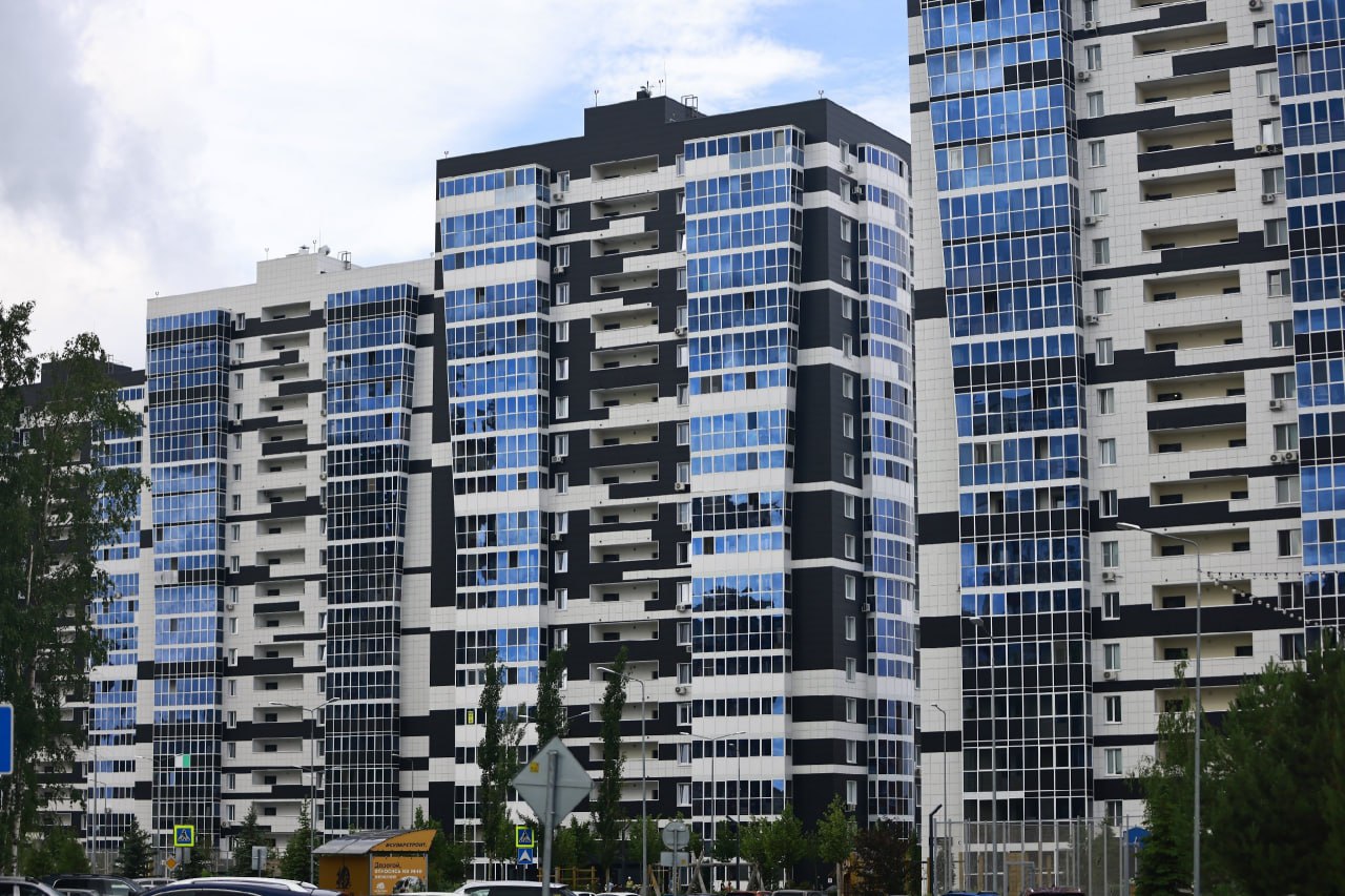 В России предложили покупать квадраты жилья поштучно Семьи смогут накопить квартиру без оформления ипотеки постепенно покупая отдельные квадратные метры в форме ваучера акции или другим способом С таким предложением общественники обратились к главе Минстроя России Иреку Файзуллину пишет Абзац Поддерживаете предложение Конечно так действительно будет легче накопить Нет это не сделает жилье доступнее Вечерка в MAX в Telegram