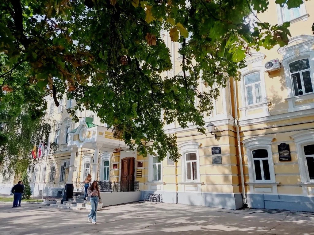 Рязанский госуниверситет стал первой площадкой в регионах для показа этно-оперы «Князь Владимир» Композитор и продюсер Игорь Матвиенко с командой презентовали масштабный творческий проект студентам Рязанского государственного университета имени С. А. Есенина. Об этом сообщается в ТГ-канале вуза. Студенты узнали интересные подробности о создании постановки «Князь Владимир», посмотрела этно-оперу, пообщались с Игорем Матвиенко и актерами. Подарком от представителей команды проекта – певицы Сои и Павла Расторгуева – стало исполнение композиции из этно-оперы под аккомпанемент Игоря Матвиенко. Студенты РГУ имени С.А. Есенина стали первыми зрителями масштабной постановки. Далее команда проекта отправится в другие регионы. Фото из архива РВ