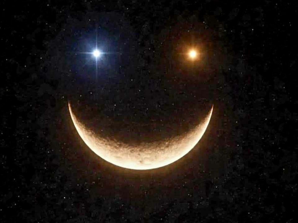 Небо нам улыбнется веселое сочетание небесных тел смогут увидеть жители Приморья Сенодня на небе можно будет наблюдать редкое астрономическое явление Луна Сатурн и Нептун соединятся в созвездии Рыб образуя своеобразный смайлик Наблюдать его можно будет по всей России после захода Солнца при условии ясной погоды Для лучшего обзора понадобится бинокль или телефон с функцией приближения камеры сообщают Новости