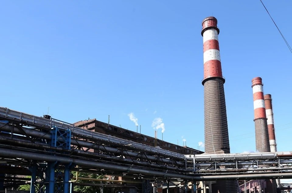 Металлурги Тагила повысили уровень экологического мониторинга ЕВРАЗ Нижнетагильский металлургический комбинат оснастил основные источники выбросов системами автоматического контроля САК Инвестиции ЕВРАЗа в экологическое мероприятие составили 290 млн рублей Уральское межрегиональное управление Росприроднадзора подтвердило соответствие оборудования всем нормативным требованиям Внедрение автоматического контроля часть долгосрочной экологической стратегии ЕВРАЗа Предприятие последовательно снижает удельные атмосферные выбросы повышает долю переработки промышленных отходов внедряет технологии замкнутого водопользования   Подпишись на КП Екатеринбург Мы в Max