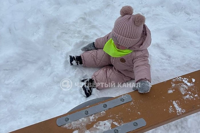 В Екатеринбурге воспитатели детсада забыли ребенка на улице В Екатеринбурге девочку забыли на улице во время прогулки детсадовской группы Это случилось сегодня 30 января Об этом сообщает пресс службе Следственного комитета по Свердловской области В правоохранительные органы поступила информация об обнаружении в одном из дворов по улице Академика Сахарова в Академическом малолетней девочки являющейся воспитанницей частного детского сада уточнили в ведомстве Девочку заметила прохожая она отвела малыша обратно в учреждение Следователи возбудили уголовное дело по статье Неисполнение обязанностей по воспитанию несовершеннолетнег uralweb ru