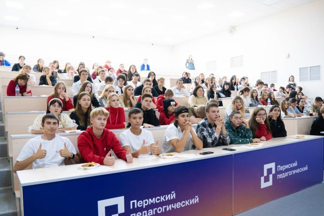 В пермском педагогическом университете пройдут «Университетские смены» для ребят из ДНР Команда Пермского государственного гуманитарно-педагогического университета проведет 3 «Университетские смены» для 300 школьников из Донецкой Народной Республики. Первая смена объединит 100 школьников из Мариуполя, Докучаевска, Горловки и Еленовки, начнется через неделю и продлится 11 дней. Гости из ДНР посетят мастер-классы и тренинги для развития творческого мышления, узнают об истории и культуре Перми и Прикамья, пообщаются с руководством университета и представителями «Движения Первых». Программа смены включает экскурсии, культурные, развлекательные, спортивные и интеллектуальные мероприятия.