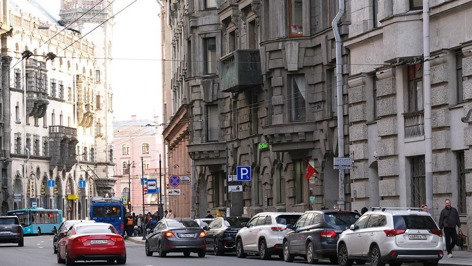 Новые тарифы на платную парковку в центре Петербурга вступят в силу с 1 октября Согласование нормативных документов пройдёт в сентябре после чего новая тарификация вступит в силу сообщил директор ГКУ Городской центр управления парковками Санкт Петербурга Михаил Курдяев Максимальный тариф напомнил Курдяев составит 360 рублей час в местах с наибольшей транспортной загруженностью На улицах с минимальной загруженностью стоимость составит 100 рублей час Анжела Мнацаканян ДП Подписаться на DP RU