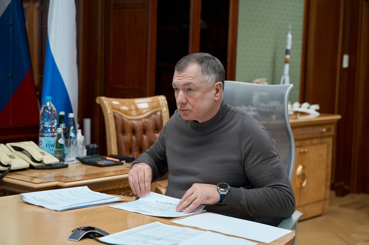 Провел совещание по вопросам развития железнодорожной инфраструктуры Центрального транспортного узла Этот крупный и стратегически важный проект реализуется в плановом режиме Видим устойчивый рост пассажиропотока по итогам 2025 года он составил 854 6 млн пассажиров Также развивается инфраструктура Московских центральных диаметров включая строительство платформ вестибюлей и пешеходных переходов В этом году планируется завершить работы на станциях Тестовская МЦД 1 Железнодорожная МЦД 4 Серп и Молот МЦД 2 Царицыно МЦД 2 Беговая МЦД 1 МЦД 4 В прошлом году штабом одобрили Москве казначейский инфраструктурный кредит в размере 30 млрд рублей на закупку подвижного состава для дальнейшего развития Центрального транспортного узла Нужно решать задачу по повышению связанности регионов Центрального федерального округа и их транспортной доступности с Московской агломерацией Запуск ЦТУ на полную мощность позволит оптимизировать движение поездов снизить нагрузку на дорожную сеть а также поможет регионам развиваться более интенсивно Подписывайтесь на мой канал в MAX