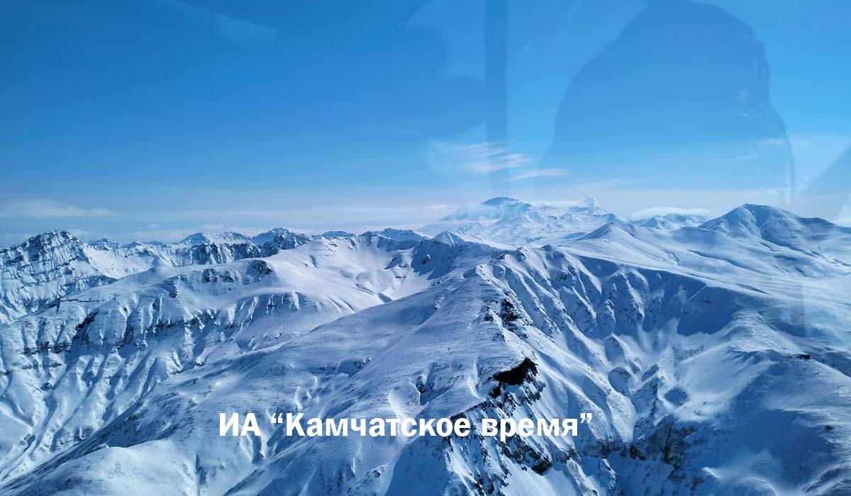 На Камчатке горнолыжник сломал ногу, катаясь на Вилючинском перевале На юге Камчатки горнолыжник, катаясь по неподготовленному склону Вилючинского перевала, сломал ногу. Вертолетом его доставили на базу и передали медикам, передает ИА «Камчатское время».