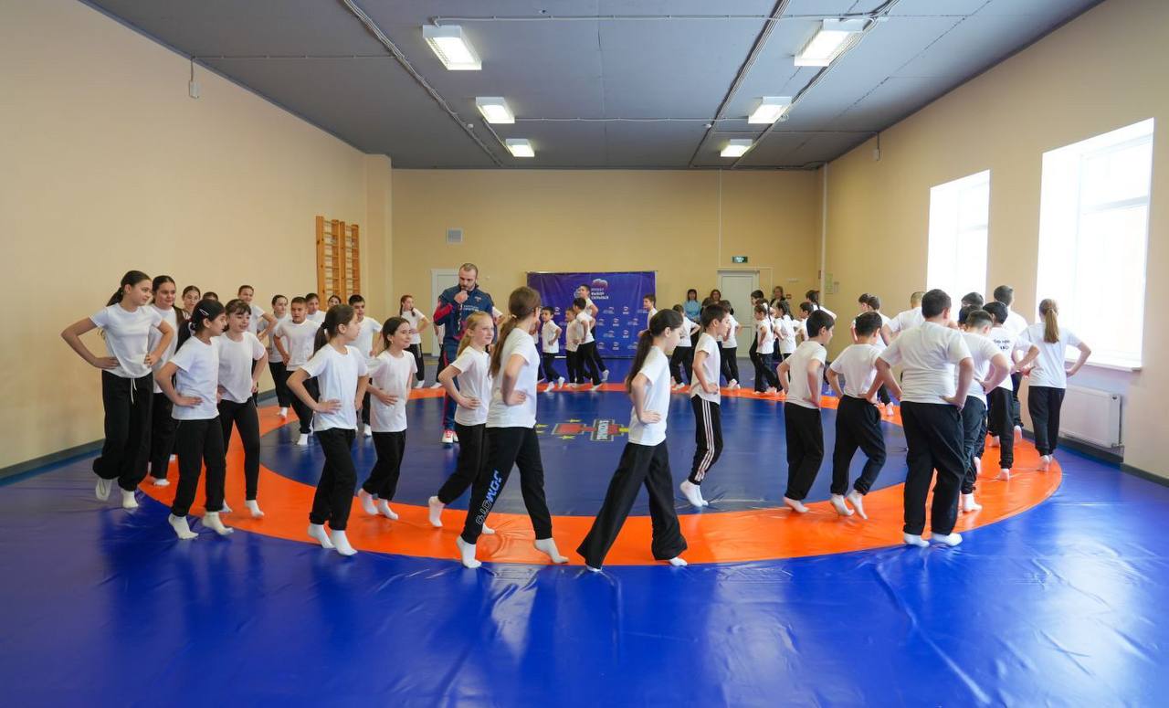 Земская программа расширяется в этом году в ней впервые примут участие работники спортивной сферы В 2026 году в населённых пунктах Северной Осетии с численностью жителей до 50 тысяч человек начнут работать специалисты по проекту Земский тренер Условия остаются такими же как в сферах образования культуры и здравоохранения участники программы должны отработать не менее пяти лет каждый из них получит единовременную выплату в размере 1 миллиона рублей Это ещё один важный шаг в развитии детско юношеского спорта и поддержке высококвалифицированных кадров в нашей республике Узнать все подробности о программе Земский тренер можно обратившись в Министерство физической культуры и спорта РСО Алания по телефону 7 8672 33 33 24 216 Подписывайтесь на мой канал в МАХ