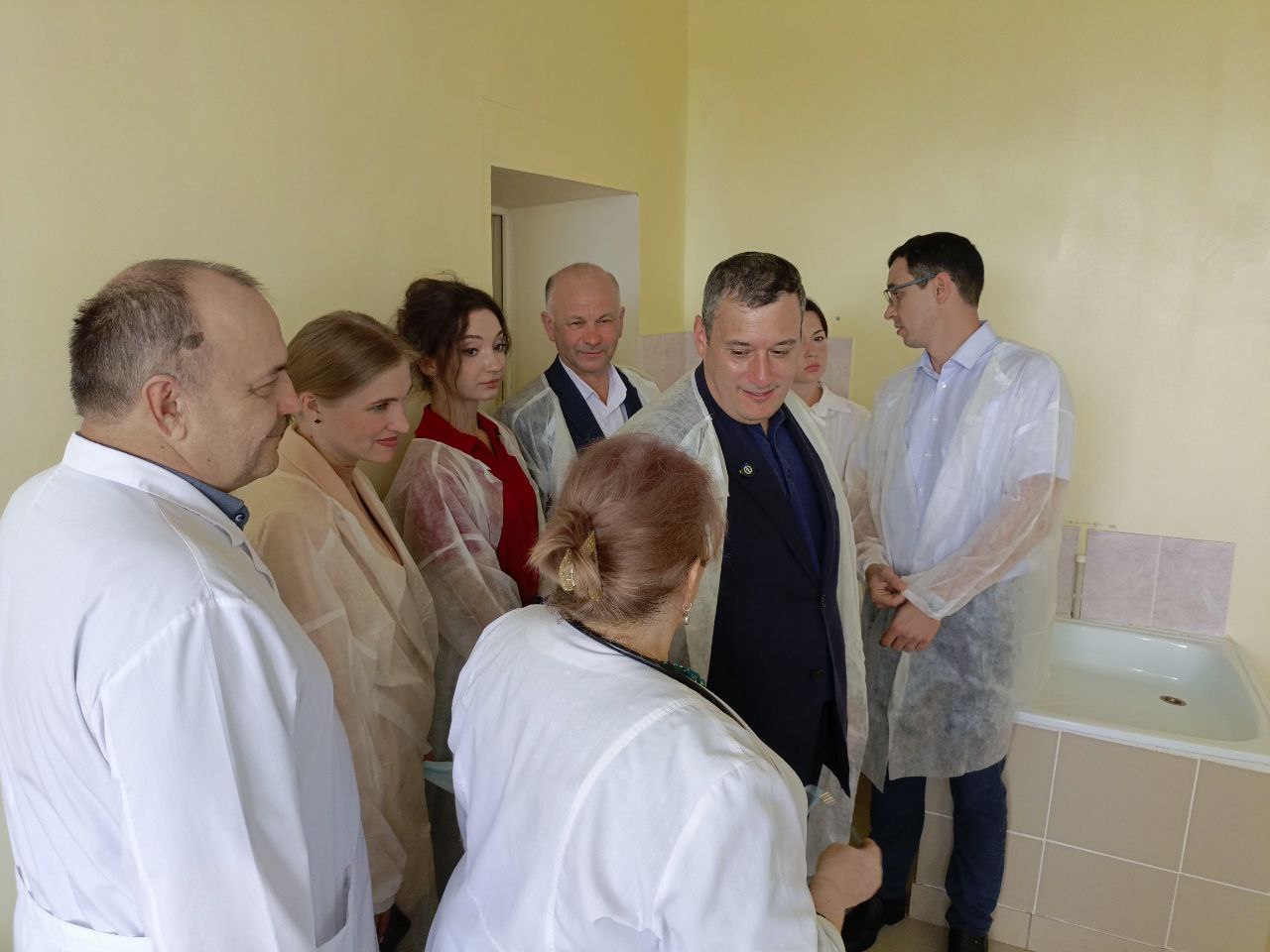 Александр Хинштейн проверил работу Горшеченской ЦРБ  В больнице в 2020 году появился новый томограф. В этом году оснащение продолжилось — появились новые маммограф и флюорограф.  Глава региона осмотрел неврологическое и детское отделения, пообщался с пациентами и медицинским персоналом.  Наиболее острые вопросы — нехватка врачей и работа хирургического отделения. По словам главы района, над решением этих проблем уже ведётся работа.  - Необходимо более активно работать с медуниверситетом и во время зачисления, и во время выпуска. Про ремонт надо будет нам тоже подумать, конечно, — отметил глава региона.  К слову, сейчас 4 медалиста из Горшеченского района планируют учиться в вузе, чтобы пополнить ряды местных медиков.  Фото: РИА "Курск"