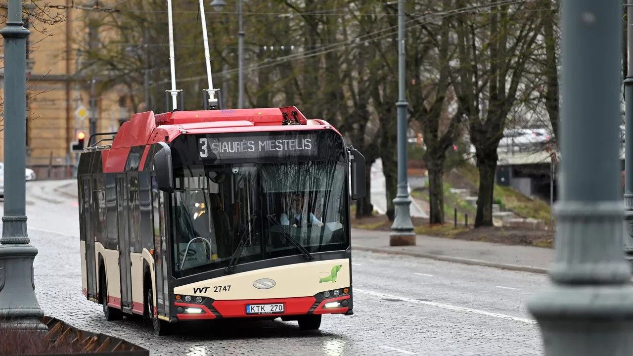 Таксисты в Литве прикидываются глухонемыми чтобы не общаться на госязыке и не учить его жалуются местные политики Литовское издание LRT отмечает что иностранцы также не спешат на языковой экзамен Его должны сдать 16 тыс человек живущих в стране но сделали это чуть больше 150 Более сотни водителей общественного транспорта Вильнюса не говорят по литовски заявили в Государственной инспекции по литовскому языку В ноябре в инспекцию поступила жалоба на знание литовского со стороны водителей муниципального предприятия Vilniaus viešasis transportas Общественный транспорт Вильнюса Была начата проверка в ходе которой сотрудники ведомства обнаружили что 105 водителей компании не сдали экзамен на знание государственного языка даже на самый минимальный уровень Подписаться на PRO transport
