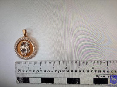 В Жигулёвске полицейские раскрыли разбойное нападение на 67-летнюю женщину. Злоумышленник, представившись знакомым, проник в квартиру пенсионерки, избил её и похитил золотые украшения стоимостью более 60 000 рублей. Сотрудники уголовного розыска провели масштабную работу: опросили свидетелей, проверили места сбыта краденого и установили личность преступника. Несмотря на то, что подозреваемый покинул регион, оперативники задержали его в Республике Татарстан. Задержанный, 54-летний житель Тольятти с криминальным прошлым, признался в совершении преступления. Похищенное он сдал в комиссионный магазин. Следствие завершено, уголовное дело по статье о разбое с применением насилия направлено в суд.
