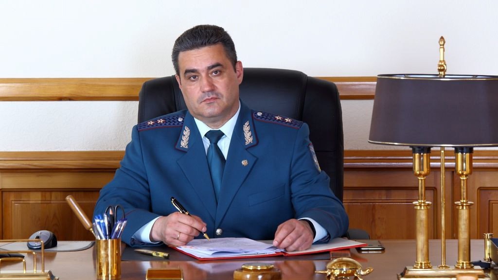 В Красноярском крае назначили нового руководителя Управления Федеральной налоговой службы. Им стал Юрий Куриленко. В должность он вступил с понедельника 12 мая. Известно, что Юрию Куриленко 50 лет, он окончил Красноярский госуниверситет в 1996 году по специальности «Бухгалтерский учет». Также у него диплом об окончании магистратуры Бурятского госуниверситета. Службу начинал госинспектором в Свердловском районе Красноярска. В его послужном списке с 2012 по 2025 годы – руководство региональными УФНС в Бурятии, на Алтае и Томской области. Таким образом, назначение в Красноярск стало его возвращением на родину. : УФНС по Красноярскому краю