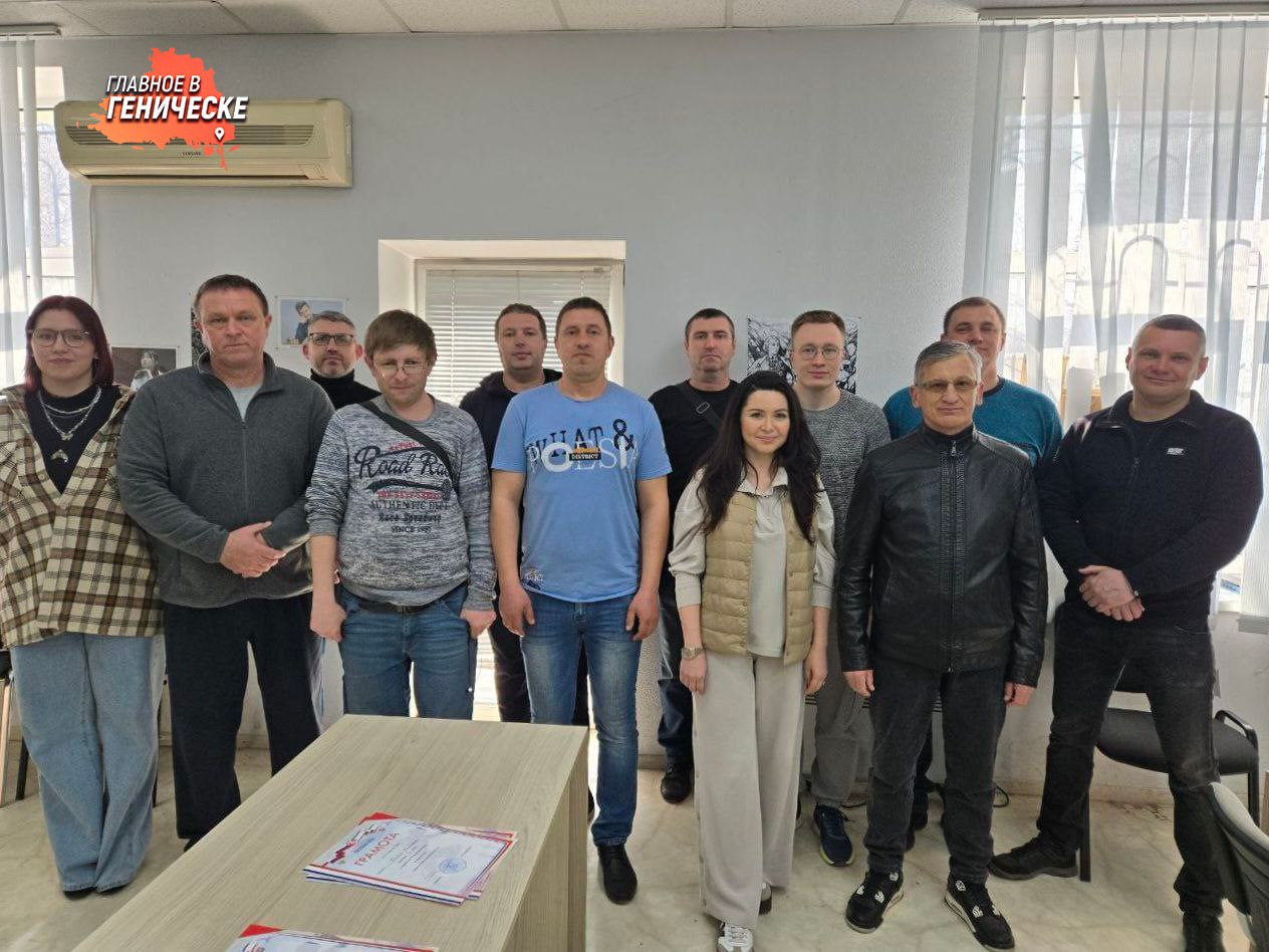 Шахматные судьи Херсонской области подтвердили квалификацию на семинаре в Симферополе В Симферополе прошел семинар, в ходе которого 13 судей по шахматам из Херсонской области подтвердили и получили новые судейские категории. Квалификация позволяет работать на профессиональных соревнованиях по шахматам и подтверждает уровень судьи. Судья Александр Инжин, директор Херсонской школы по шахматам и шашкам, получил первую категорию, а инструктор-методист Александр Новожилов — вторую. Повышение пройдет уже в октябре 2025 года.