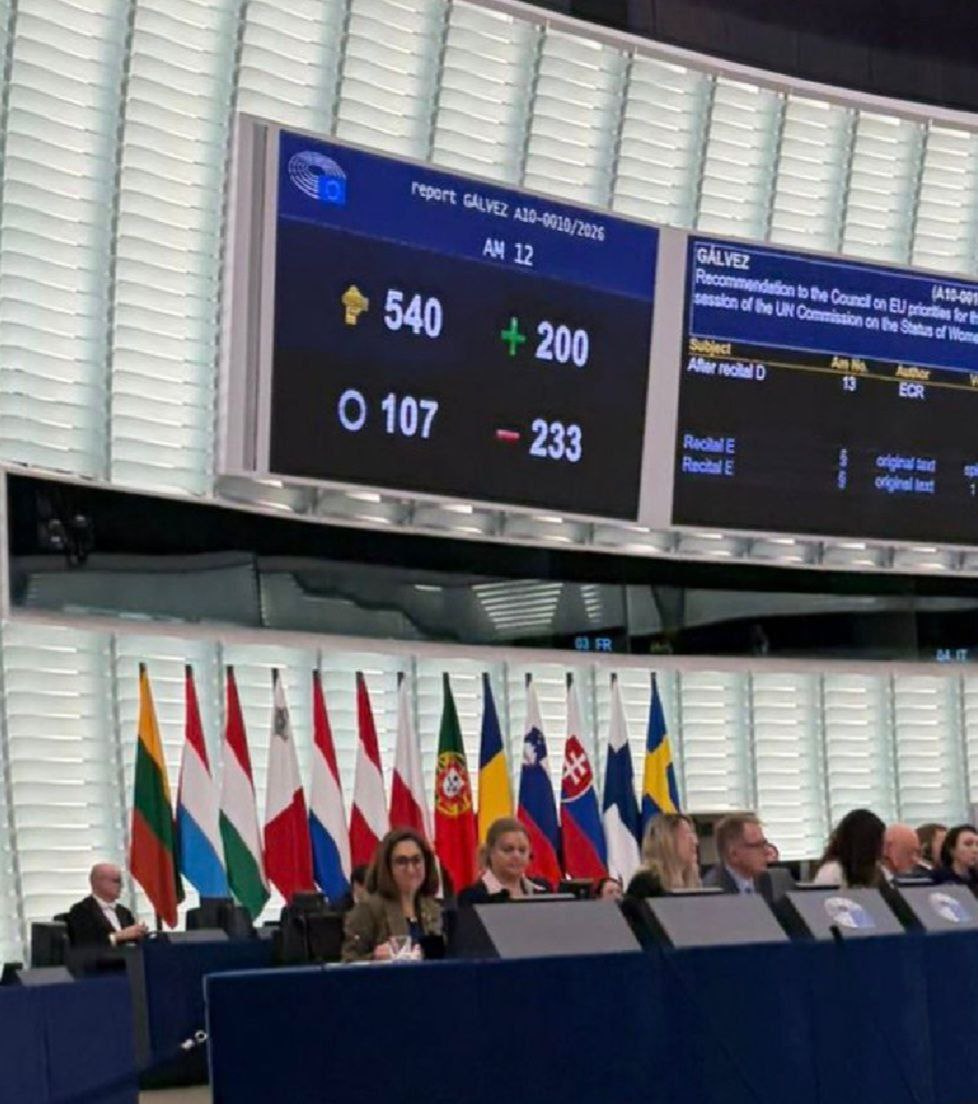 Кто имеет возможность забеременеть Этот вопрос стал предметом голосования в Европейском парламенте где обсуждали могут ли только женщины по биологическому признаку становиться матерями Итогом голосования стало 233 человека против 200 за а 107 депутатов как бы проигнорировали процесс Основной биологический факт который известен каждому школьнику не смог получить поддержку в важнейшем законодательном органе Европы На протяжении трех часов депутаты обсуждали существует ли объективная реальность и пришли к выводу что это вопрос требует дальнейших разбирательств