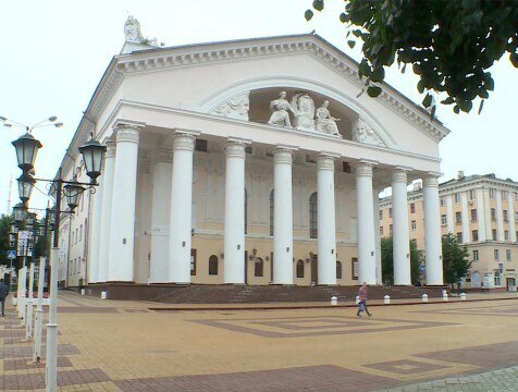 Большинство билетов на зимнюю премьеру в Калужском драмтеатре раскупили 20 минут В Калужском областном драмтеатре стартовала продажа билетов на зимнюю премьеру спектакля Тайна третьей планеты Большинство билетов на первые три дня показа 20 21 и 22 декабря были раскуплены за 20 минут от старта продаж сообщил министр культуры и туризма региона Павел Суслов Всего в сезоне запланировано более 60 показов спектакля в декабре и январе а билеты будут поступать в продажу постепенно http gtrk kaluga ru news obschestvo news 58864