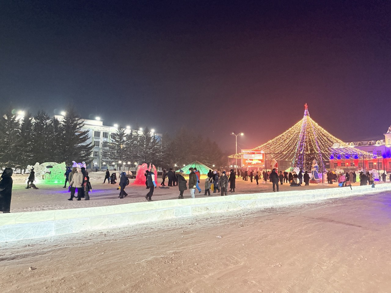 В Белогорске праздничные дни прошли без чрезвычайных происшествий Об обеспечении общественного порядка и общественной безопасности в период проведения новогодних и рождественских праздничных мероприятий рассказали в межмуниципальном отделе МВД России Белогорский На постоянной основе велась работа по проведению проверок мест с массовым пребыванием граждан заместитель начальника полиции по охране общественного порядка Светлана Куртукова К обеспечению общественного порядка в период праздников было привлечено 35 сотрудников межмуниципального отдела члены Добровольной народной дружины сотрудники Росгвардии С целью недопущения нештатных ситуаций был разработан ряд мероприятий по обеспечению правопорядка Как рассказали в полиции в декабре 2025 года были проведены рейдовые мероприятия в ходе которых осуществлена проверка лиц состоящих на различных видах учета Проверены места реализации пиротехнических изделий нелицензированной продукции не выявлено отметила Светлана Куртукова Во всех образовательных организациях были проведены обследования на предмет антитеррористической защищенности с составлением соответствующих актов Для координации действий личного состава и оперативного реагирования на случаи осложнения оперативной обстановки в период с 30 декабря по 11 января было организовано круглосуточное дежурство руководящего состава МО МВД а также была предусмотрена работа усиленных следственно оперативных групп Следите за новостями на Белогорск РФ   ВK   ОК   MAX канал   поддержать канал