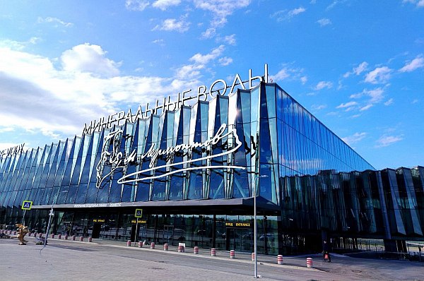 Международные терминалы аэропортов реконструируют на Ставрополье до 2030 года Реконструкция международных терминалов обоих аэропортов Ставрополья будет проведена до начала 2030 года Планируется расширение взлетно посадочных полос Об этом сообщает ТАСС со ссылкой на данные краевого Миндора Рост пассажиропотока повлиял на принятие инфраструктурных решений На данный момент ведутся подготовительные работы по реконструкции международных терминалов с необходимыми объектами инженерной инфраструктуры Ориентировочные сроки завершения работ в Ставрополе 2029 год в Минеральных Водах 2028 год Также запланировано обновление и расширение территории взлетно посадочных полос что в свою очередь позволит увеличить количество принимаемых судов говорится в сообщении aviaru net n291762