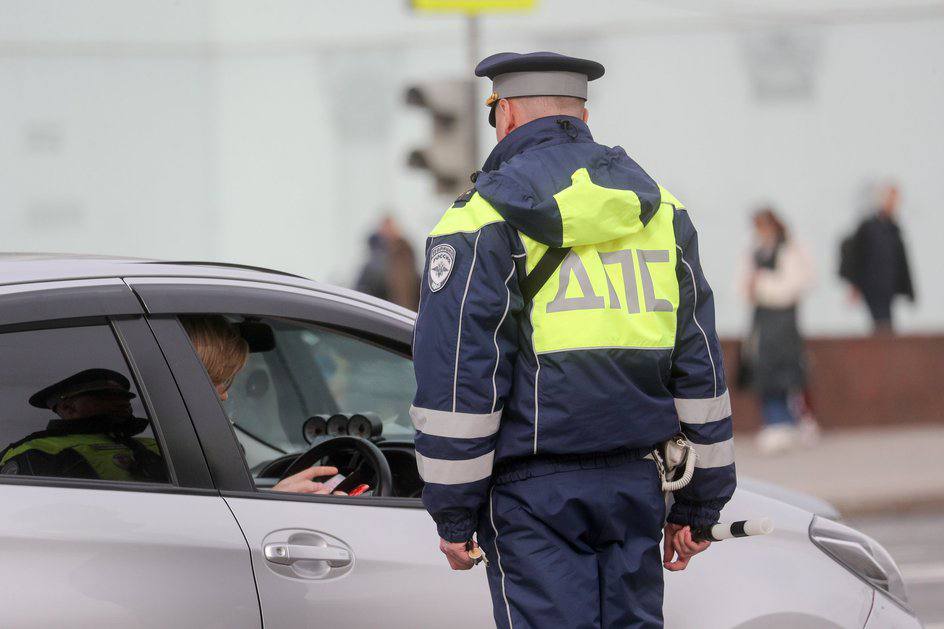 Водителям на заметку: пять недопустимых действий автоинспектора при общении с водителем  Журнал «За рулем» перечислил недопустимые действия сотрудника ГИБДД при общении с водителем.   Инспектор ГИБДД не может требовать от водителя передачи личных данных, не имеющих отношения к проверке документов.   Инспектор не имеет права угрожать насилием водителю или применять силу без веских на то оснований.  Чтобы досмотреть машину инспектору нужен весомый повод, например подозрение в совершении преступления.  Инспектор не имеет права дискриминировать водителя по национальному или расовому признакам. Каждый водитель имеет право на уважительное обращение к себе.  Инспектор ГИБДД должен объяснять свои действия и давать необходимые разъяснения в отношении соблюдения законодательства.  Подписаться