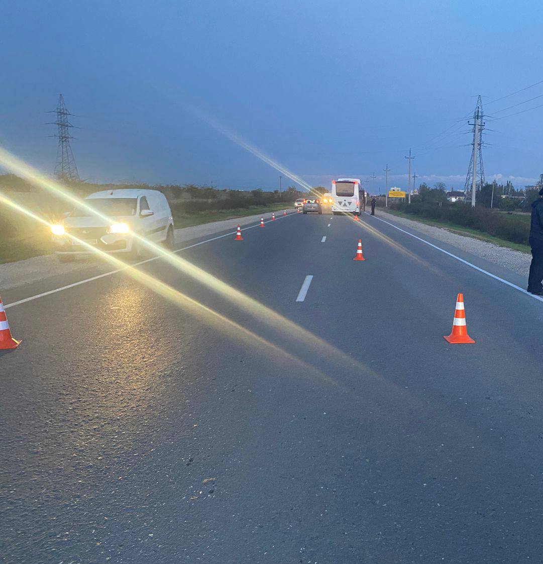 В Сакском районе водитель автобуса, двигавшегося по маршруту N 3 «Санаторий «Северное сияние» - остановка «Пляжный» сбил мужчину, который вышел на проезжую часть вне зоны пешеходного перехода.  В результате ДТП мужчина скончался на месте.  В автобусе находилось 22 пассажира, одному из которых потребовалась медицинская помощь.