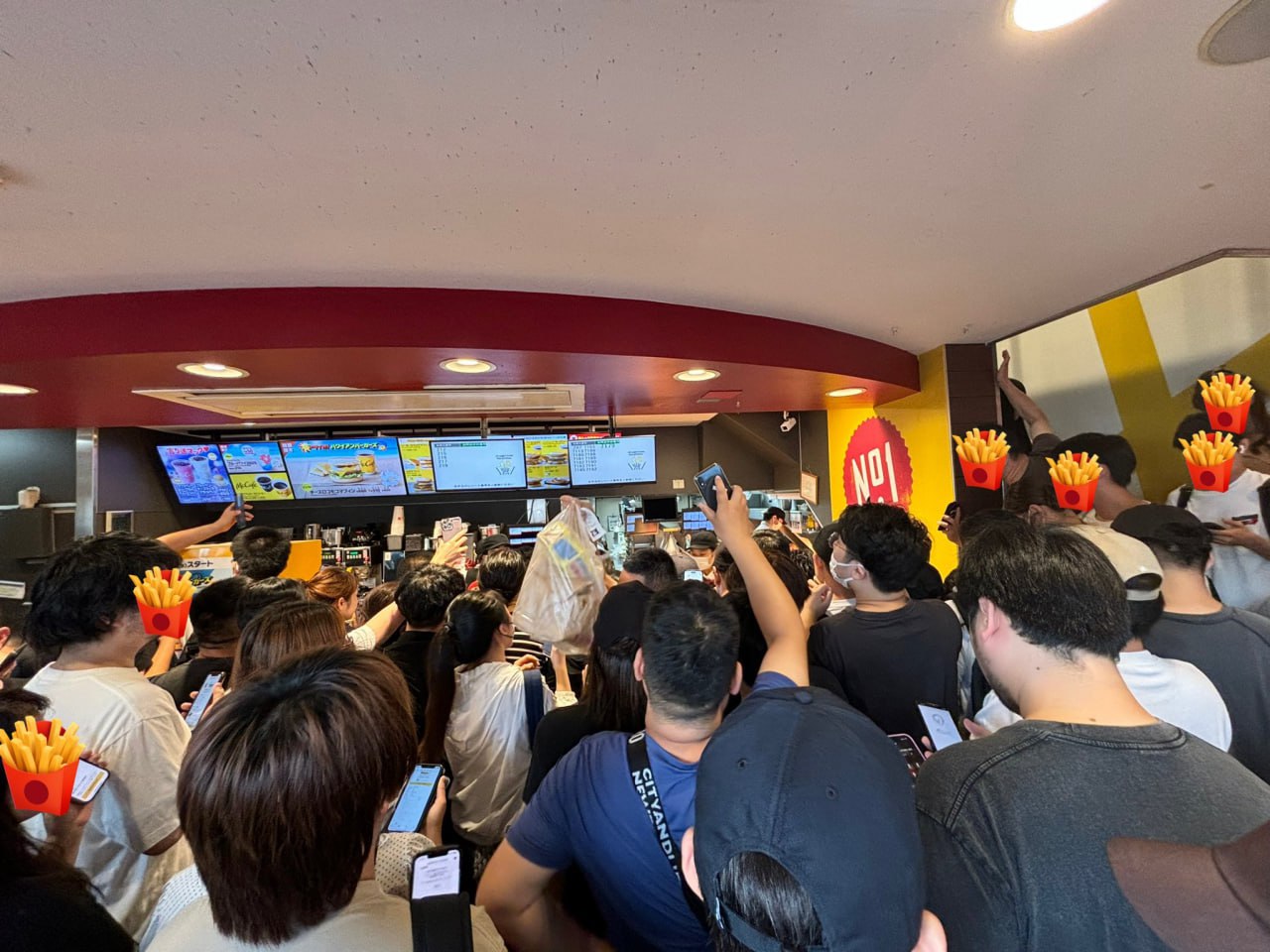 В Японии McDonald’s пришлось срочно завершить акцию с коллекционными карточками «Покемонов» в «Хэппи Мил», после того как возникли массовые беспорядки и выбросы еды. Покупатели массово скупали наборы, вынимали карточки и выбрасывали еду прямо на улицах. В некоторых ресторанах сети пришлось вызывать полицию, чтобы успокоить людей. Акция, которая должна была длиться три дня, завершилась всего через сутки из-за огромного ажиотажа и неуправляемых очередей.