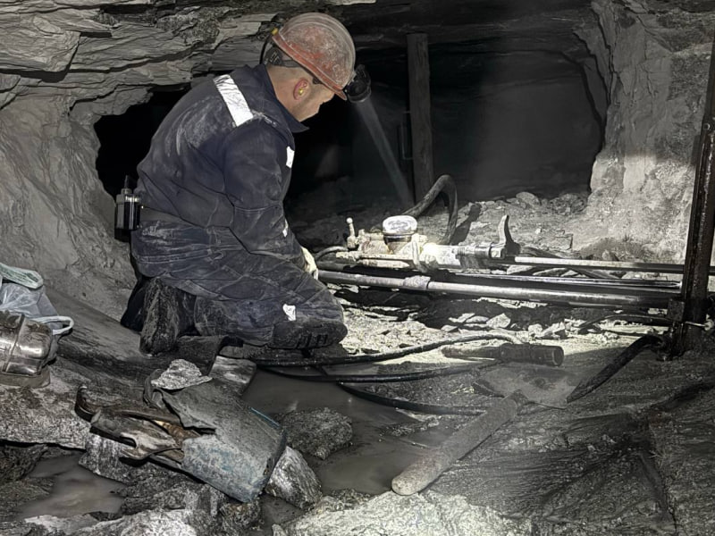 На Ловозёрском ГОКе восстановили заброшенную шахту для добычи РЗМ На руднике Карнасурт в Мурманской области специалисты ООО Ловозёрский горно обогатительный комбинат входит в Горнорудный дивизион Росатома завершили восстановление 17 го восточного рудного штрека законсервированного ещё в советские годы Протяжённость обновлённой выработки составляет около трёх километров сообщает пресс служба Соликамского магниевого завода В ходе реконструкции горняки укрепили крепь заменили кабельные линии проложили пути и оборудовали запасной выход что позволило открыть доступ к новым запасам лопаритовой руды на восточном участке месторождения Эти ресурсы обеспечат выполнение производственного плана предприятия на 2026 год сообщил генеральный директор Ловозёрского ГОКа Владимир Федяков Ранее в 2025 году на Карнасурте ввели в эксплуатацию три новых очистных блока что позволило в больших объёмах добывать и поставлять лопаритовый концентрат на Соликамский магниевый завод ключевой перерабатывающий актив дивизиона Сейчас предприятие продолжает модернизацию горнотранспортного оборудования и проектирование новых горизонтов рудника Это часть стратегии Росатома по обеспечению сырьевой независимости России в сфере РЗМ и укреплению промышленного потенциала Арктической зоны Фото Соликамский магниевый завод Есть новости или видео с производства выставки или объекта Присылайте редакции pgm editorial расскажем сообществу новости dprom