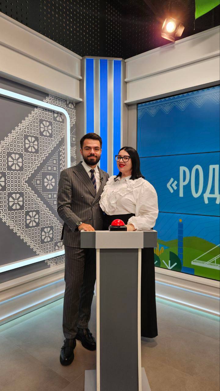 Сегодня уже разыграли 3 млн рублей от викторины Родное Оренбуржье Завтра еще 7 млн Сегодня победителями стали Абуев Тимур Жолдубаевич Семенченко Сергей Вениаминович Тучкина Надежда Анатольевна Во время прямого эфира Тимур Абуев сотрудник МЧС из Бугуруслана сказал что верил в свою победу и буквально вчера в разговоре с коллегами сказал что обязательно выиграет миллион Потратить миллион планирует на семью Сегодня с 08 00 до 20 00 рядом с участками для голосования будут находиться волонтеры в накидке с символикой Родного Оренбуржья Для участия нужно отсканировать QR код ответить на вопросы и оставить свои контакты Победители будут выбраны случайным образом Участвовать в викторине могут только совершеннолетние жители Оренбургской области и только 12 сентября Розыгрыш 7 призов по 1 000 000 рублей и других призов пройдет 13 сентября в 12 00 в прямом эфире