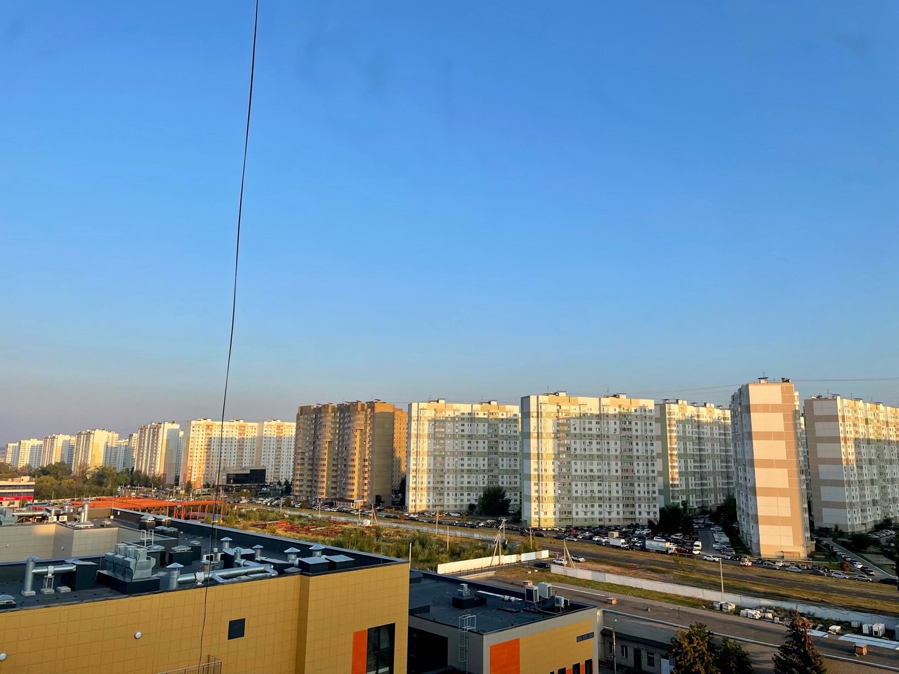 Продажи квартир в новостройках в России рухнули на 40% Согласно данным «Дом.рф», в мае 2025 года россияне приобрели 1,7 млн кв. м жилья в новостройках — это на 40% меньше, чем в мае прошлого года. По сравнению с апрелем объём продаж снизился на 300 тыс. кв. м, а с мартом — на 200 тыс. В организации отмечают, что реализация квартир в строящихся домах заметно замедлилась. С начала года снижение составило 16%, тогда как в январе-апреле оно было на уровне 10%. Курская Telega / Прислать новость