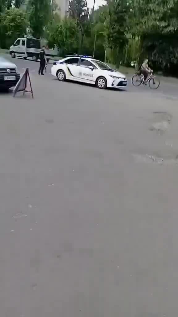 Военнослужащий в Киеве замечает выбор автомобилей для вручения повесток