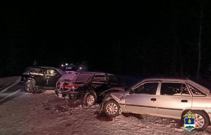 Не повезло находившимся в Тойоте В Бурятии в страшной автоаварии погибли три человека В Прибайкальском районе По предварительным данным вечером 27 декабря вблизи села Кика Прибайкальского района Бурятии произошло столкновение автомобилей Тойота Виста Ардео и Хавал После этого следовавший за ними автомобиль Дэу Нексия совершил столкновение с Тойота Виста Ардео В результате аварии три человека находившиеся в автомобиле Тойота Виста Ардео погибли Ещё трое пострадавших из автомобиля Хавал были доставлены в медицинское учреждение В настоящее время устанавливаются все обстоятельства произошедшего сообщает пресс служба МВД по Бурятии