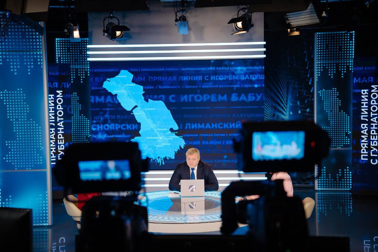 В Астраханской области продолжают модернизировать систему вывоза мусора В этом году отмечено почти двукратное снижение количества обращений от жителей региона по теме уборки отходов Губернатор во время прямой линии согласился с тем что вопрос вывоза мусора является одним из наиболее острых При этом как подчеркнул Игорь Бабушкин регион имеет успехи по её решению Постепенно обновляется автопарк спецтехники только в октябре поступило 15 новых машин Параллельно старые контейнеры для мусора заменяются на евробаки В настоящий момент их закуплено уже более 850 штук Результатом этих мероприятий становится снижение количества обращений почти в два раза в текущем году по сравнению с прошлым годом Заместитель председателя правительства Астраханской области Михаил Богомолов во время эфира также дал комментарий по теме Мы недавно собирались с региональным оператором на рабочее совещание которое было посвящено именно бестарному способу обращения и накопления твёрдых коммунальных отходов Приняли решение что в сегодняшней ситуации пока переход на тарный способ накопления отходов будет плавным Игорь Бабушкин призвал астраханцев беречь город и совместными усилиями поддерживать чистоту на улицах Астрахань 24 в МАХ