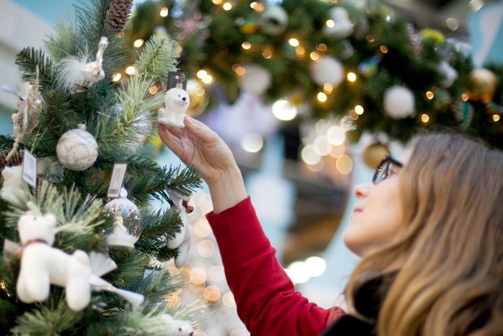 Предстоящие новогодние каникулы будут самыми длинными за 12 лет россияне выйдут на работу только 12 января Об этом РИА Новости рассказала член комитета Госдумы по труду социальной политике и делам ветеранов Светлана Бессараб Начиная с 2013 года россияне привыкли к длительным выходным но все же их длительность составляла как правило 10 максимум 11 дней Наконец в 2026 году каникулы продлятся до 11 января включительно На работу россияне выйдут только 12 января отметила собеседница агентства Бессараб уточнила что в последнюю неделю декабря граждане России будут работать только в понедельник и вторник 29 и 30 октября а со среды 31 декабря уйдут на новогодние каникулы Фото ИТАР ТАСС Подписаться на Российскую газету Читать нас в MAX