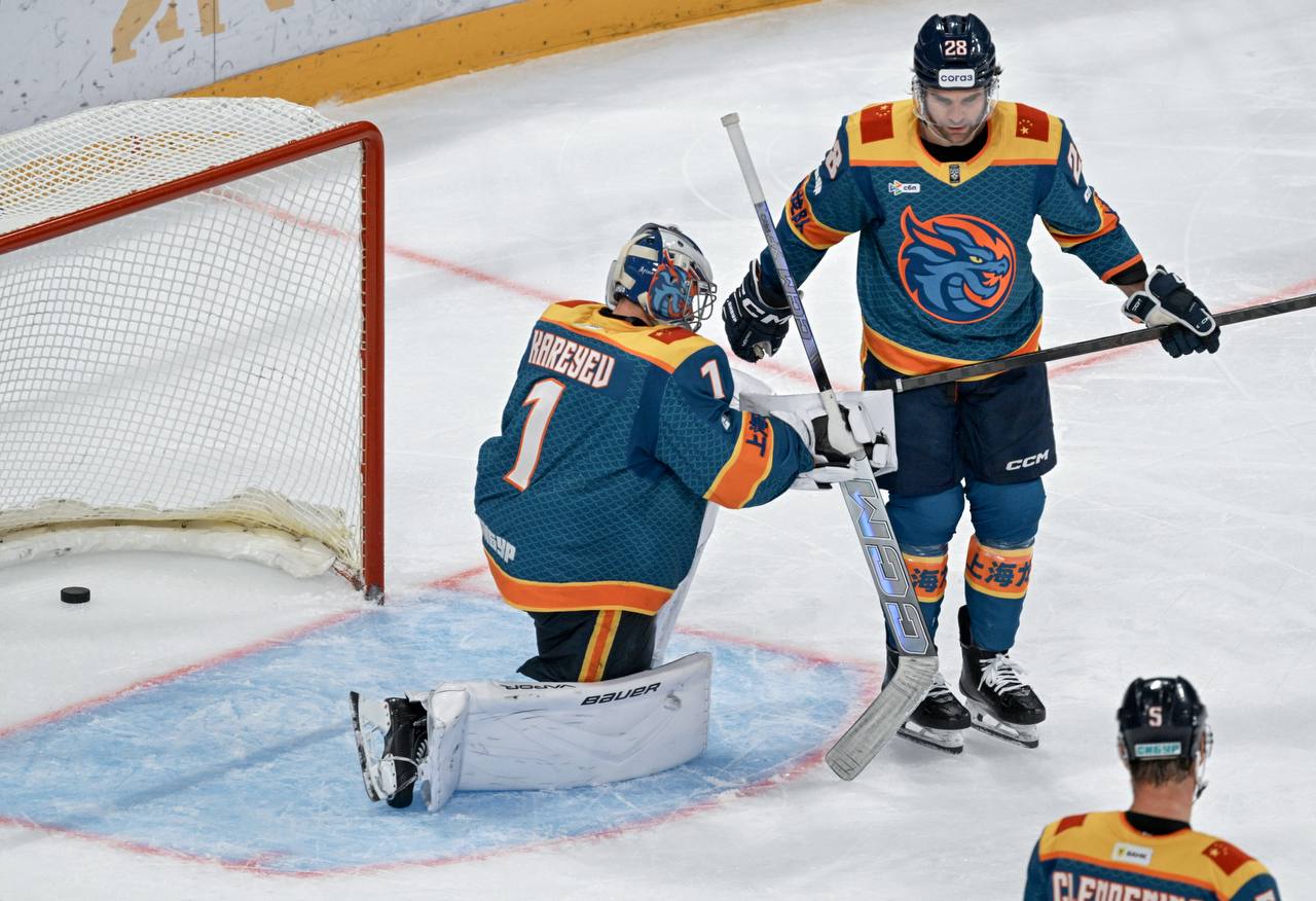 С высокой долей вероятности Шанхайские драконы проведут следующий сезон в Санкт Петербурге Об этом заявил генеральный директор клуба Сергей Белых Следующий сезон с высокой долей вероятности мы проведем в Питере В марте состоятся матчи в Шанхае которые будут для нас важными тестами Надеюсь что у многих будет возможность посетить Шанхай Это один из топ городов мира его можно сравнивать с Москвой сказал Белых журналистам Подписывайтесь на РИА Новости Спорт в MAX