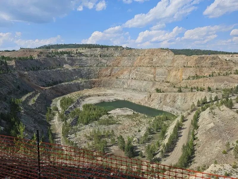 В Бурятии началось строительство крупнейшего в России комбината по добыче бериллия В Кижингинском районе Бурятии на Ермаковском месторождении стартует строительство горно обогатительного комбината ГОК Проект имеющий федеральное значение получил положительное заключение Главгосэкспертизы России Данный участок открытый еще в середине прошлого века признан крупнейшим в России источником бериллия с уникальными по своим масштабам запасами Несмотря на то что месторождение было обнаружено в 194 х годах а его детальная разведка велась в 1960 х промышленная разработка до сих пор не велась Помимо бериллия руды месторождения содержат значительные объемы флюорита что открывает возможности для дополнительных направлений sdelanounas ru blogs 171889 utm source tg Сделано у нас в MAX max ru sdelanounas ru подпишись Кстати а вы хотите чтобы на этом канале появились новости о вашей компании Это бесплатно Подробнее здесь sdelanounas ru staticpages id 126