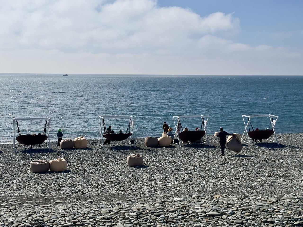 Около 30 зимних пляжей откроют в Сочи в ноябре На них установят золотистые флаги Зимние пляжи будут открыты ежедневно с 9 00 до 17 00 В часы работы для безопасности посетителей на их территории будет дежурить лицензированная охрана Кубанские Новости Мы в MAX