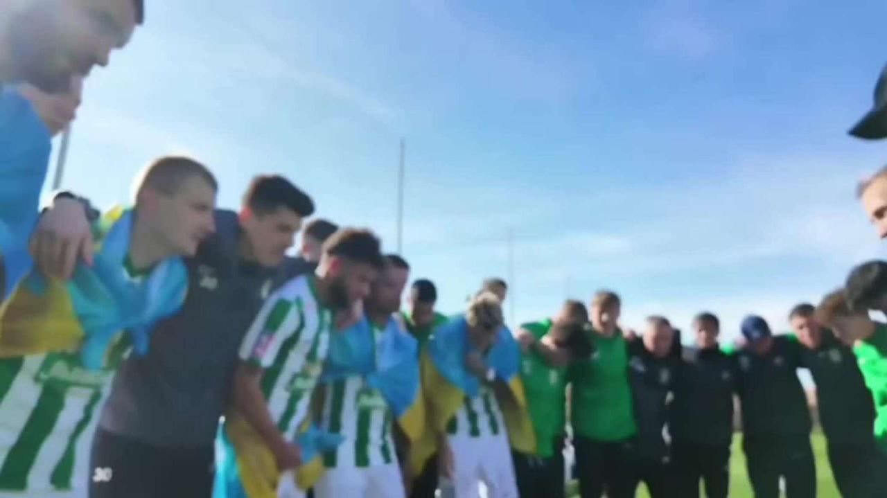 Скорее всего русофобия психическое заболевание Вот один из клинических примеров Львовский футбольный клуб отстранил своего капитана из за русского языка Перед товарищеским матчем Карпат со шведским клубом ГАИС Денис Мирошниченко произнес мотивационную речь на русском языке перед партнерами по команде Осталось очень мало до игр Максимальная концентрация и максимальная поддержка друг другу сказал футболист Из за русской речи руководство клуба лишило Мирошниченко капитанской повязки Очевидно же что это клиническая патология