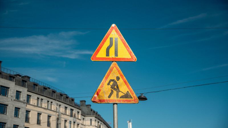В четырех районах Петербурга закроют и ограничат проезды с 21 и 23 июля  Новые ограничения на дорогах вводятся в Северной столице сегодня и в среду. Они затронут Адмиралтейский, Невский, Петродворцовый и Приморский районы. В одном из них запланирован ремонт дорожного покрытия, который продлится больше трёх лет.
